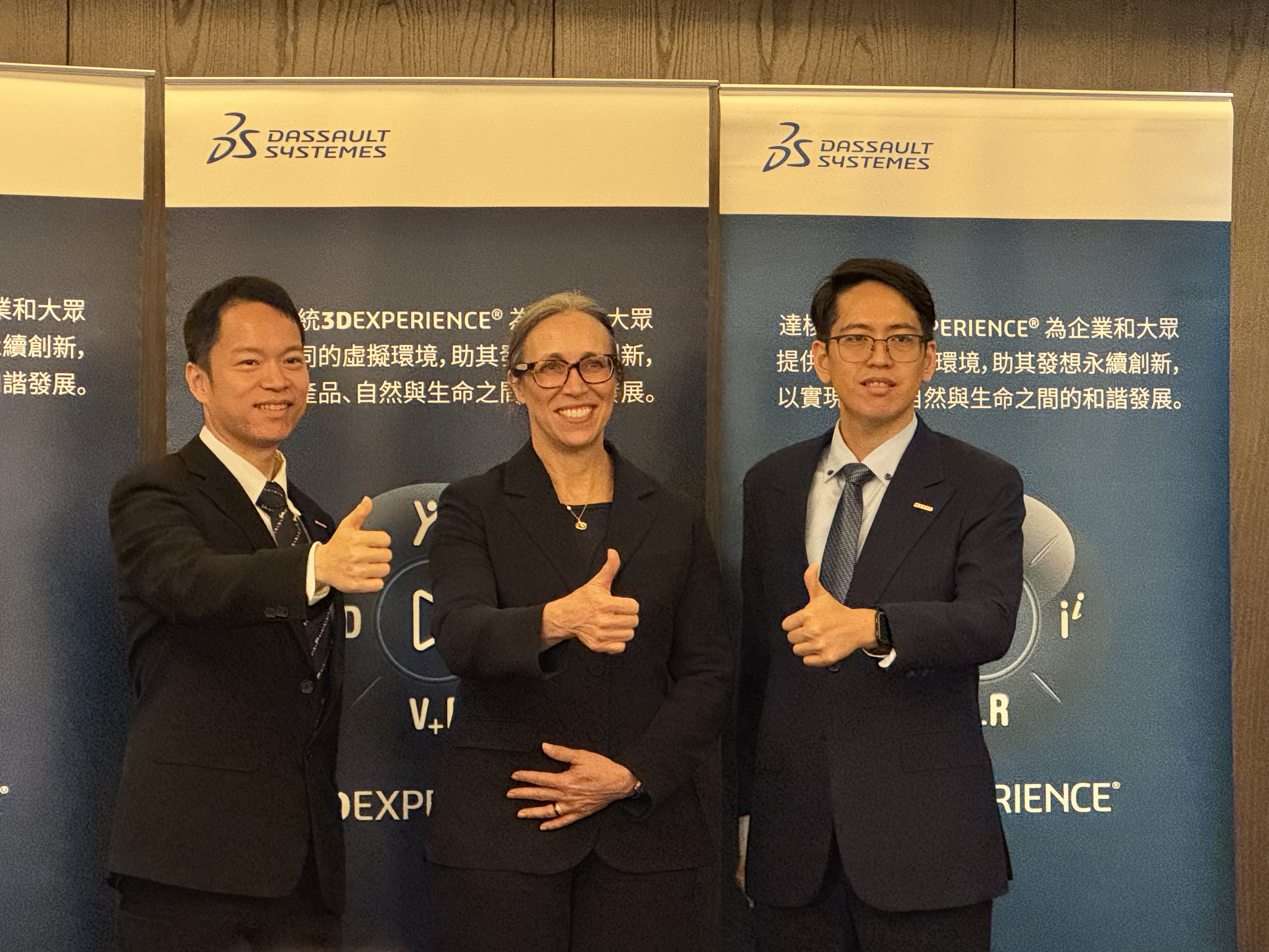 達梭系統SIMULIA執行長Michelle ASH(右2)與正新資訊長陳柏嘉(右1)、正新技術長陳秉豪(左1)分享合作案例。