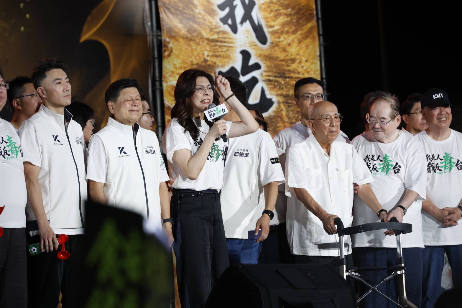 鄭麗文致詞時情緒激烈痛批賴清德、民進黨,最後帶動全場藍粉高喊近20次「賴清德下台!民進黨下台!」