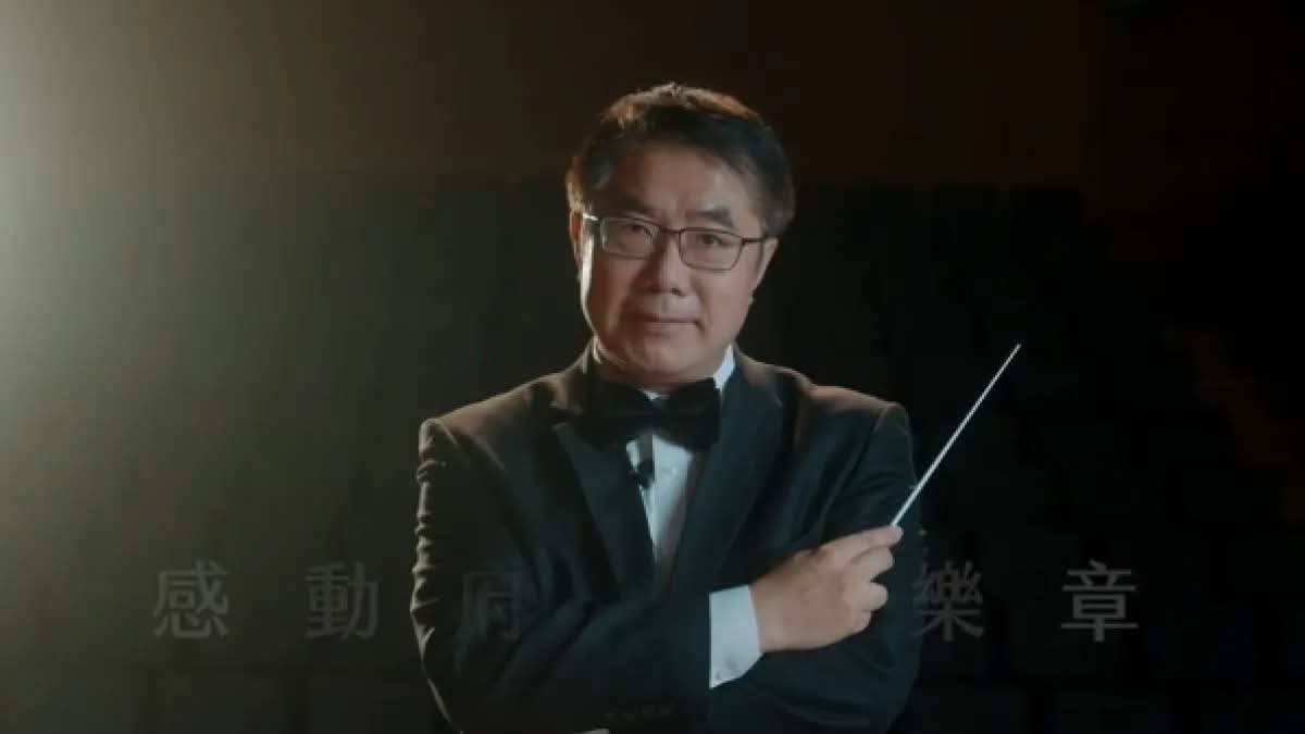 黃偉哲貼出自己手持指揮棒的圖片,讓網友想起2022年的「哈利波特魔法棒」迷因哏。(翻攝自黃偉哲Threads)