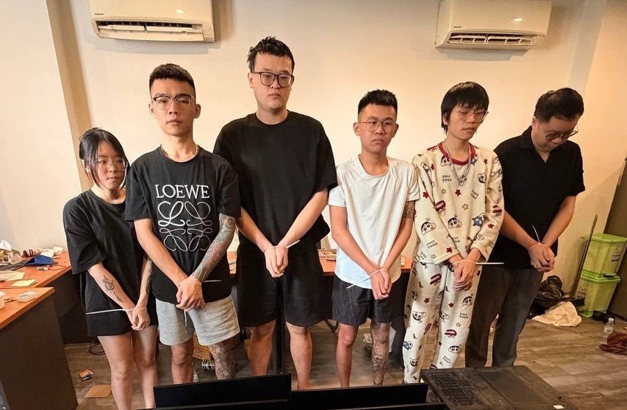 柬埔寨警方近日破獲首都金邊一處電信網路詐騙據點,該組織隱身於一處住宅企圖騙台灣人與中國人。(翻攝自柬中時報)