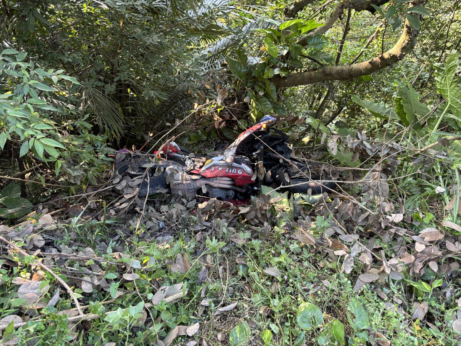 北宜重機猴逆向超車下秒墜邊坡。(警方提供)