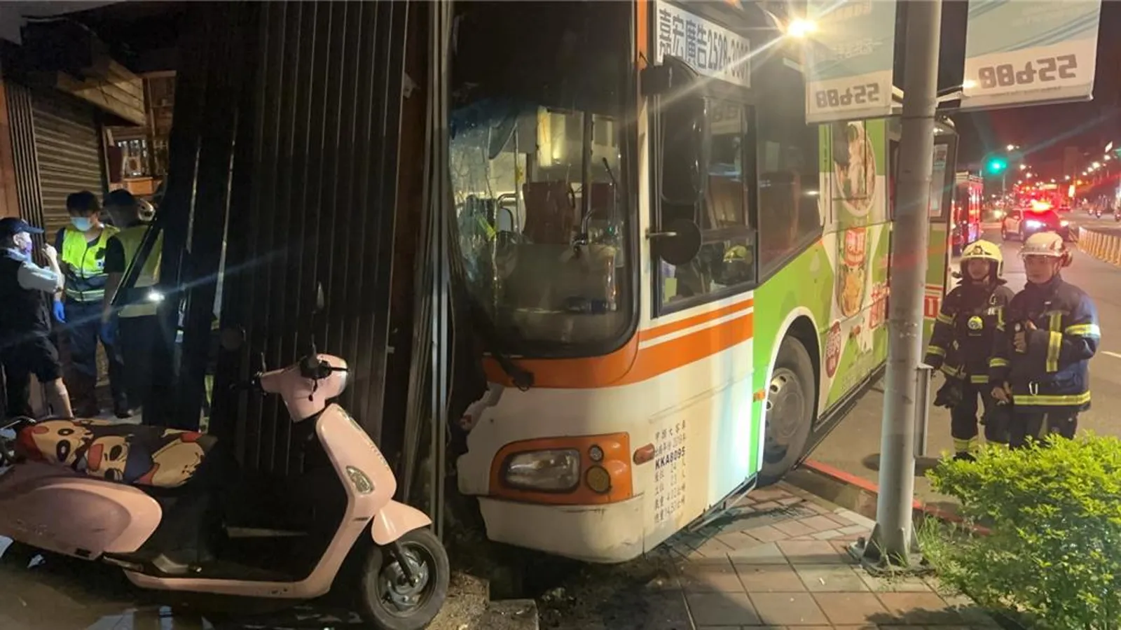 某些客運公司遇有事故導致乘客受傷時,會要求駕駛需自行賠償一定金額內的醫療費用。(翻攝畫面)
