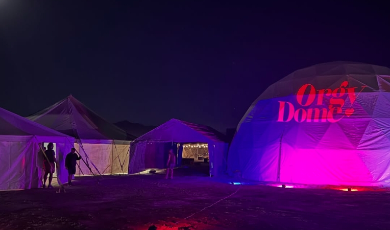 美國內華達州黑石沙漠舉行的年度知名盛會「火人祭」(Burning Man)今年迎來第40屆,活動期間卻接連爆出兩起死亡事故,加上突如其來的強降雨導致沙漠會場化為泥沼,主辦單位緊急關閉出入口。(翻攝自ig)