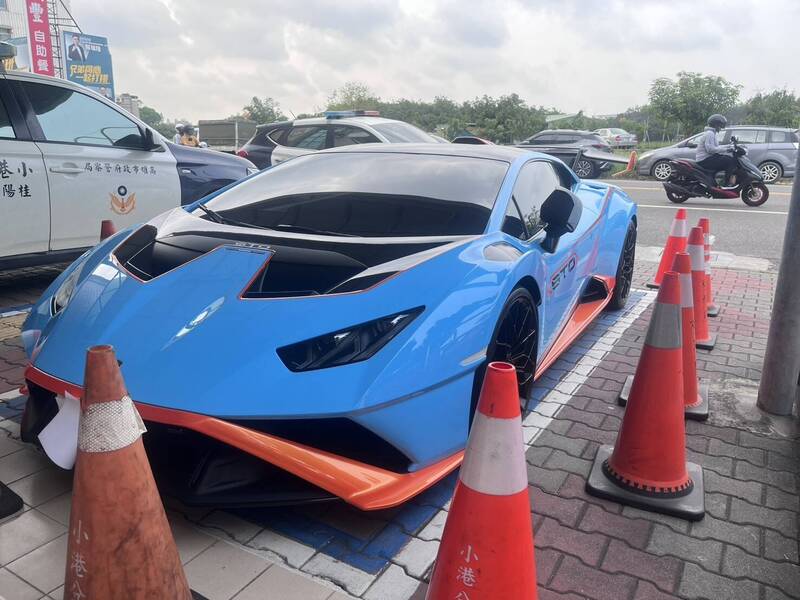 侯姓男子駕駛藍色藍寶堅尼超跑在小港街頭明顯超速,警方攔查發現他駕照遭註銷,依法開罰並將超跑移置保管。(翻攝畫面)