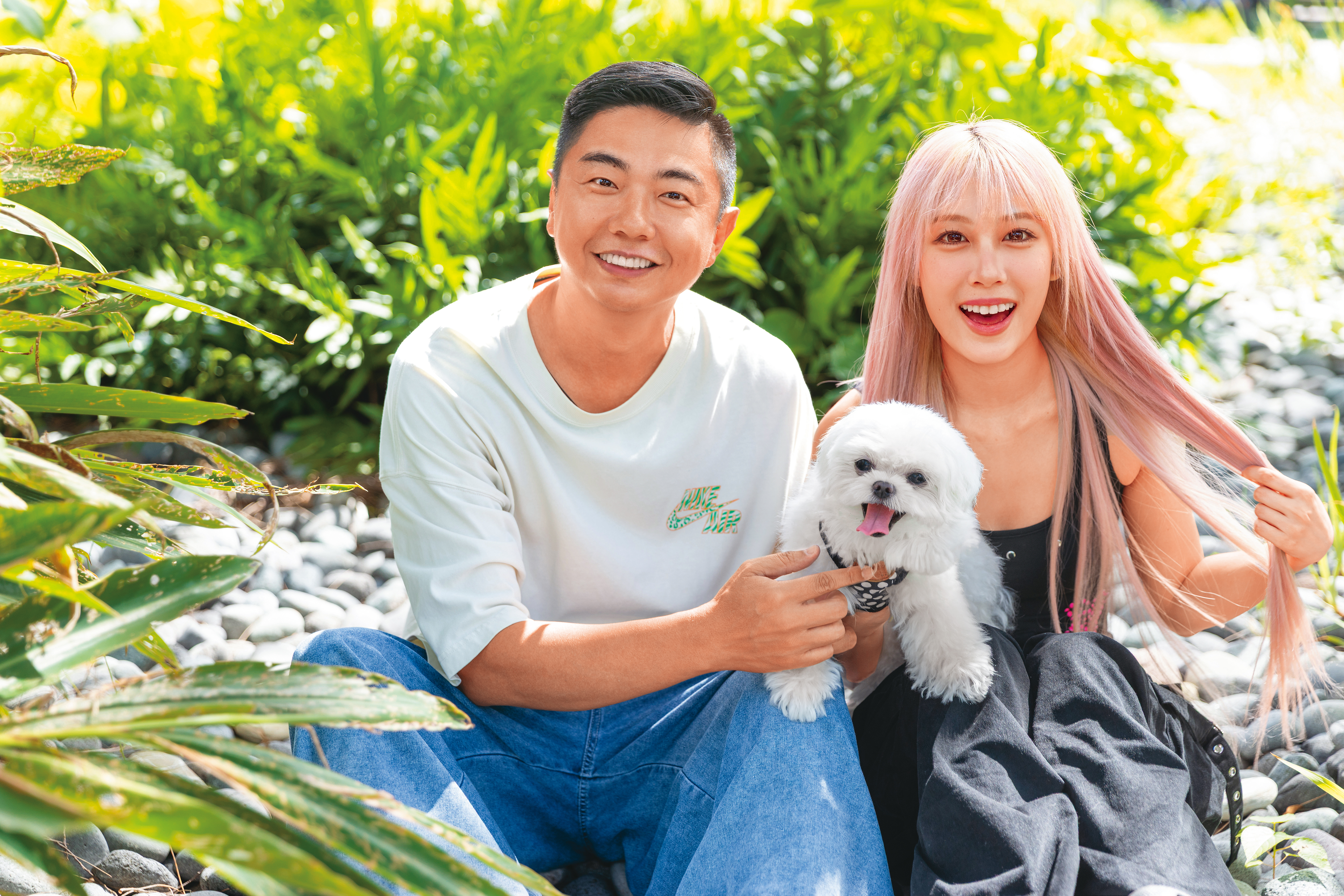 創作歌手曾愷妤(右)帶著愛犬Bieber(中)來到熊爸教室,性格害羞的Bieber對陌生環境很緊張。