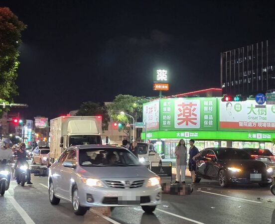 1名20歲李姓孕婦騎車疑擦撞前方機車倒地,隨即遭後方轎車輾過,導致腹中30週的胎兒保不住,李女目前仍在搶救中。(翻攝畫面)