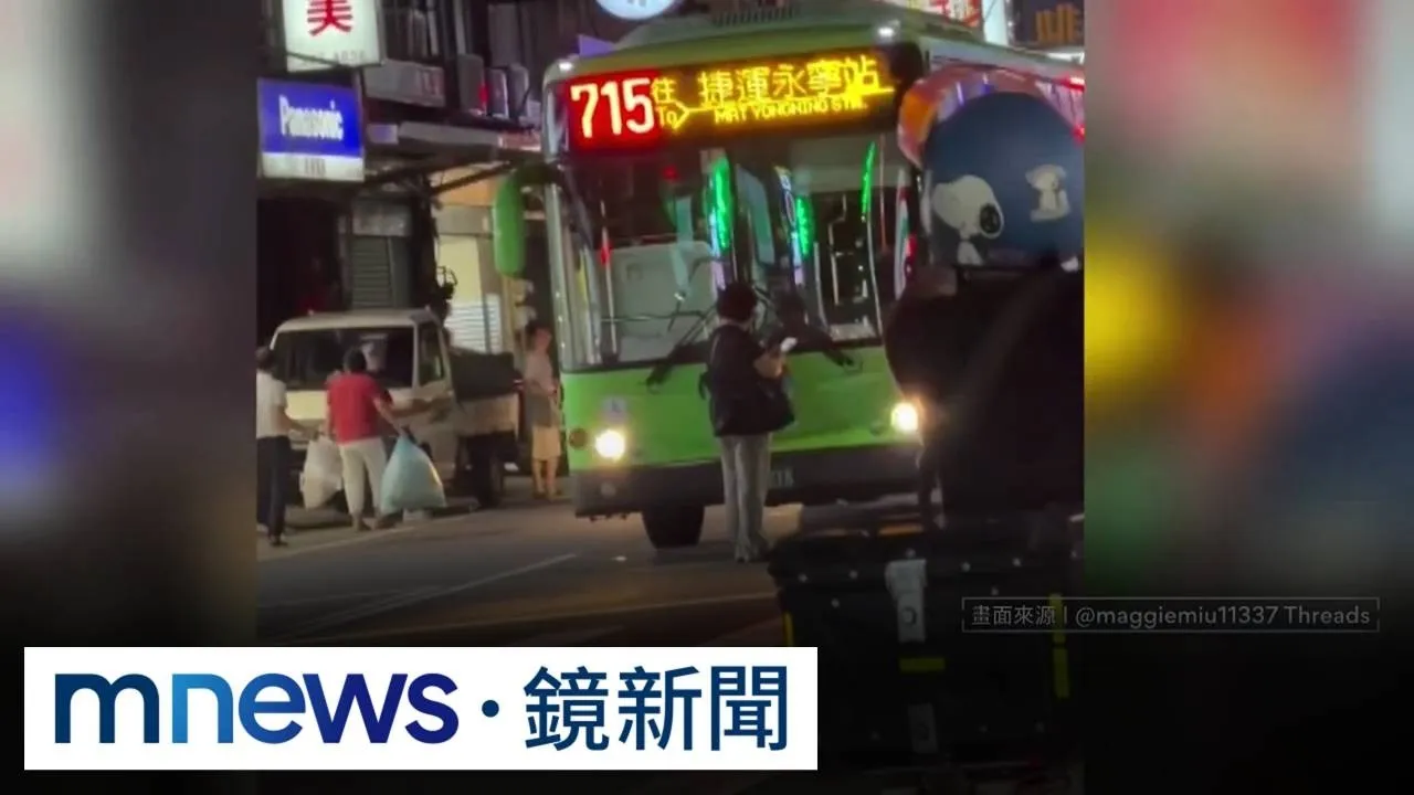 乘客不滿公車過站不停肉身擋車　僵持20分鐘之久