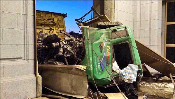 2014年1月,砂石車司機張德正因不滿家暴案司法判決,駕駛35噸砂石車撞進總統府。翻攝畫面