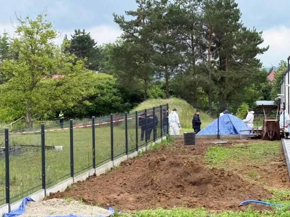 一對新婚夫妻在整修新居車道時,意外挖出至少29具未出生胎兒的遺骸與大量醫療廢棄物,警方隨後迅速逮捕身為病理學家的前屋主。(翻攝自Laskar Media)