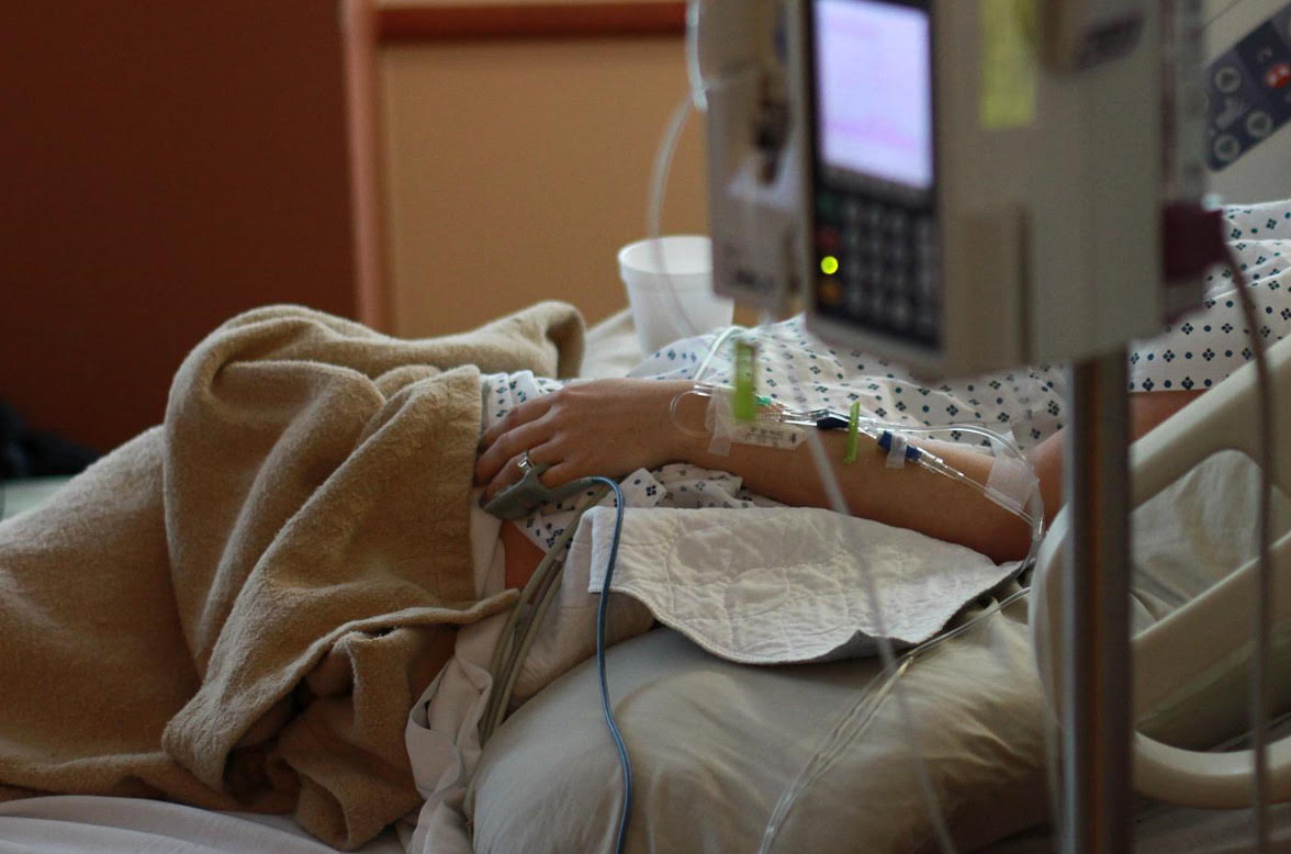 莊嘉慧因中廣三SOGO百貨槍擊案而成為植物人,至今臥床26年,但兇手仍逍遙法外。(示意圖,Pixabay)