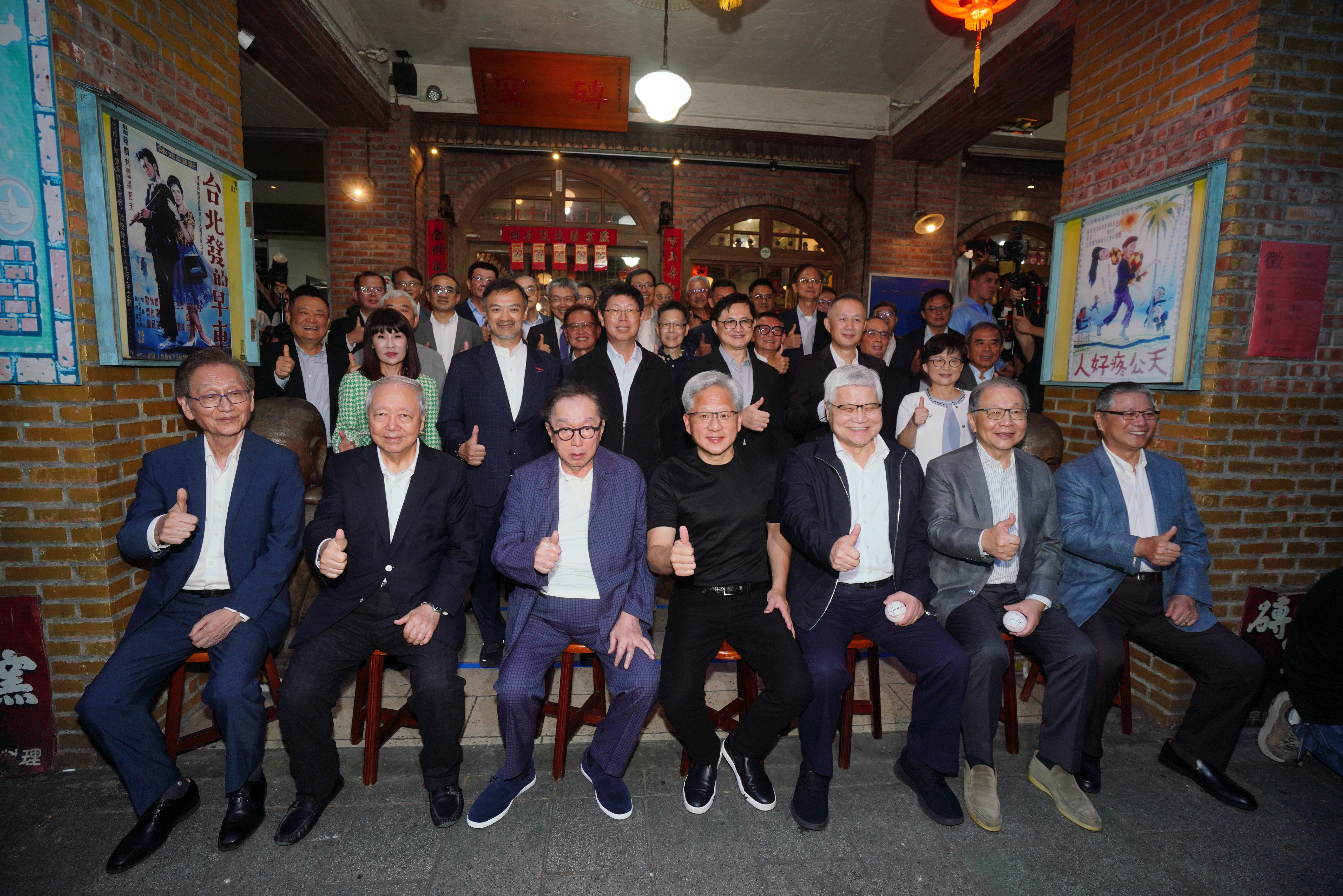 黃仁勳再度選在台北「磚窯古早味懷舊餐廳」,第5次舉辦「AI兆元宴」,邀請座上賓加總的財力相當驚人。