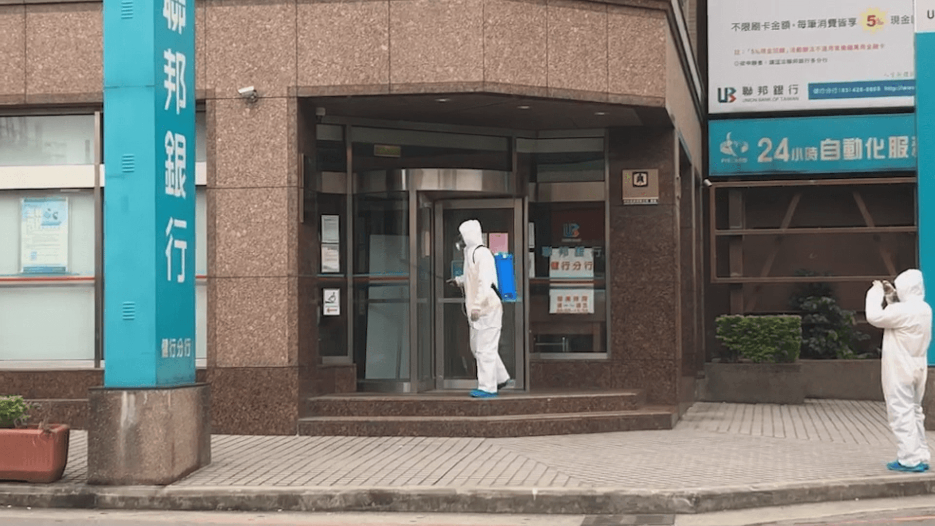 14日上午桃園市長鄭文燦宣布新增6例確診個案,其中4例都跟銀行傳播鏈有關。(資料照)