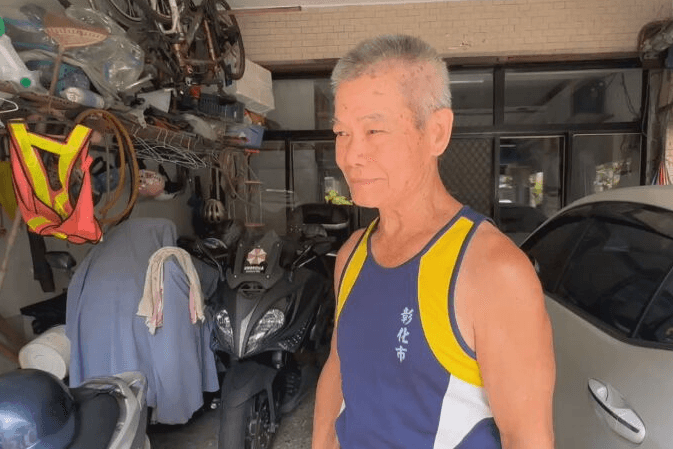 楊翁騎腳踏車到花蓮光復尋找軍中同袍,雖未果仍留下清淤。