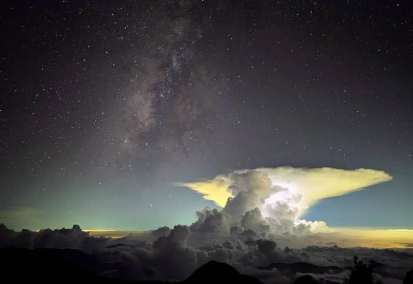 夜空奇景！「砧狀雲」閃亮光驚人畫面曝光　鄭明典分析原因：透露祥和美感