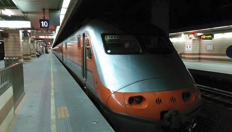 高雄行人突闖平交道!自強號閃避不及撞擊「死者屍首分離」。(示意圖;翻攝台鐵臉書)
