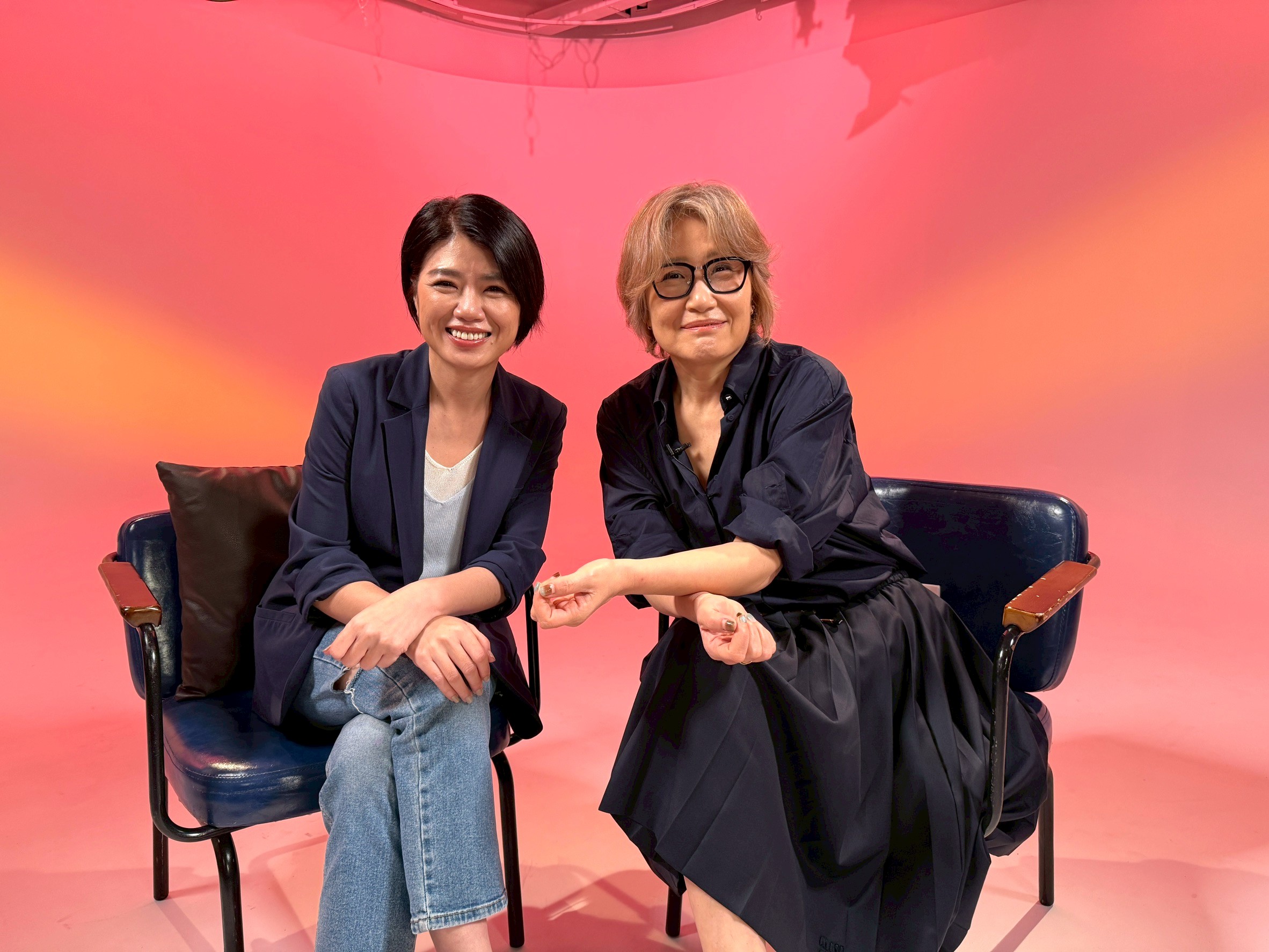 公視《換邊發球》節目中,徐譽庭(右)與嚴藝文(左)上演雙金編導對談。(公視提供)