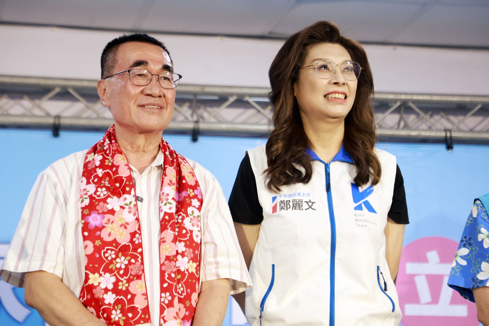 李四川(左)3日舉辦客家後援會成立活動,除了邀請黨主席鄭麗文(右)外,還找來客家後援會榮譽會長、柏鴻建設董事長范姜炳煌助選。(國民黨提供)