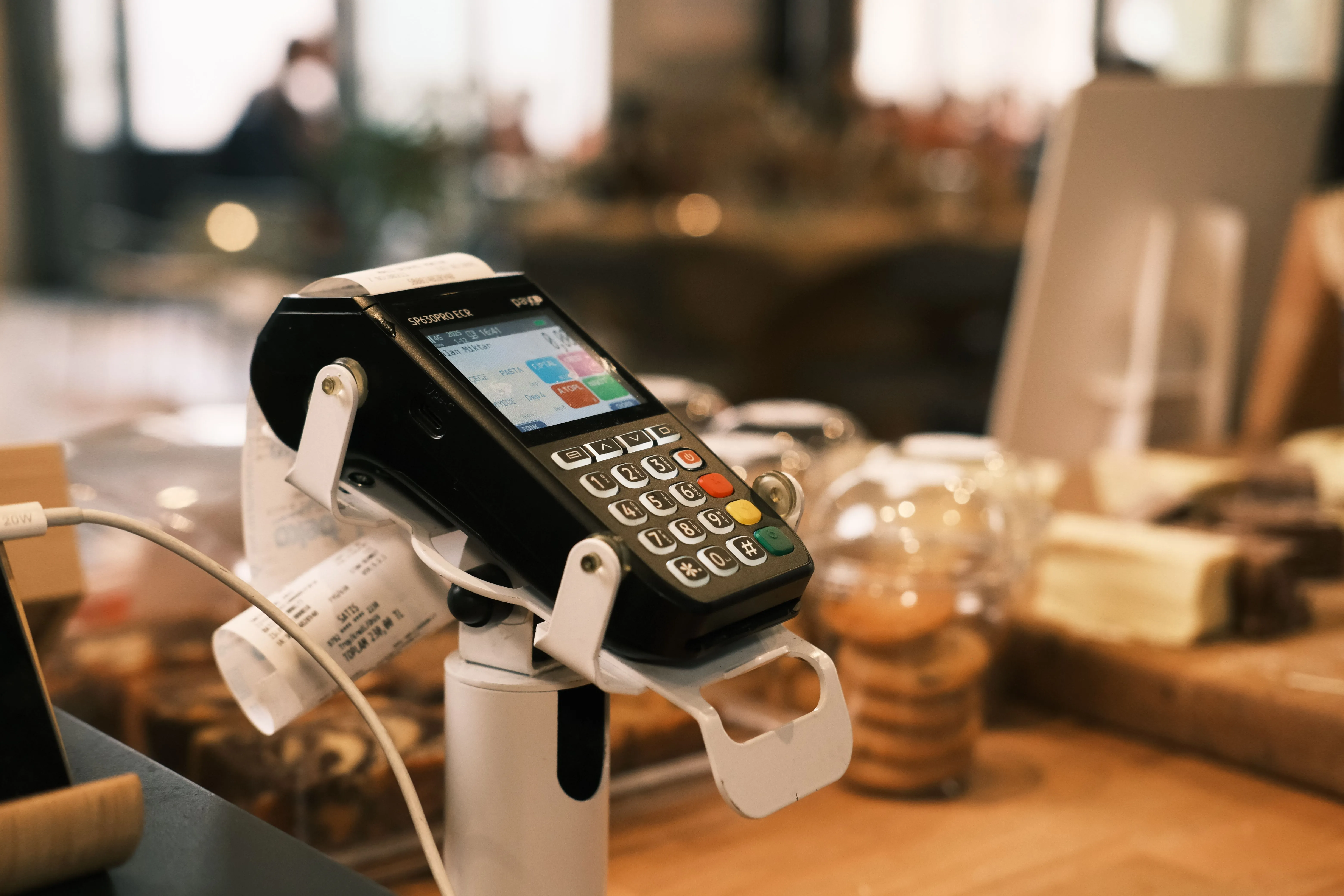 去晶華吃米其林名店...結帳「信用卡竟被偷換」　服務生隔天狠刷12萬買香奈兒！下場曝光