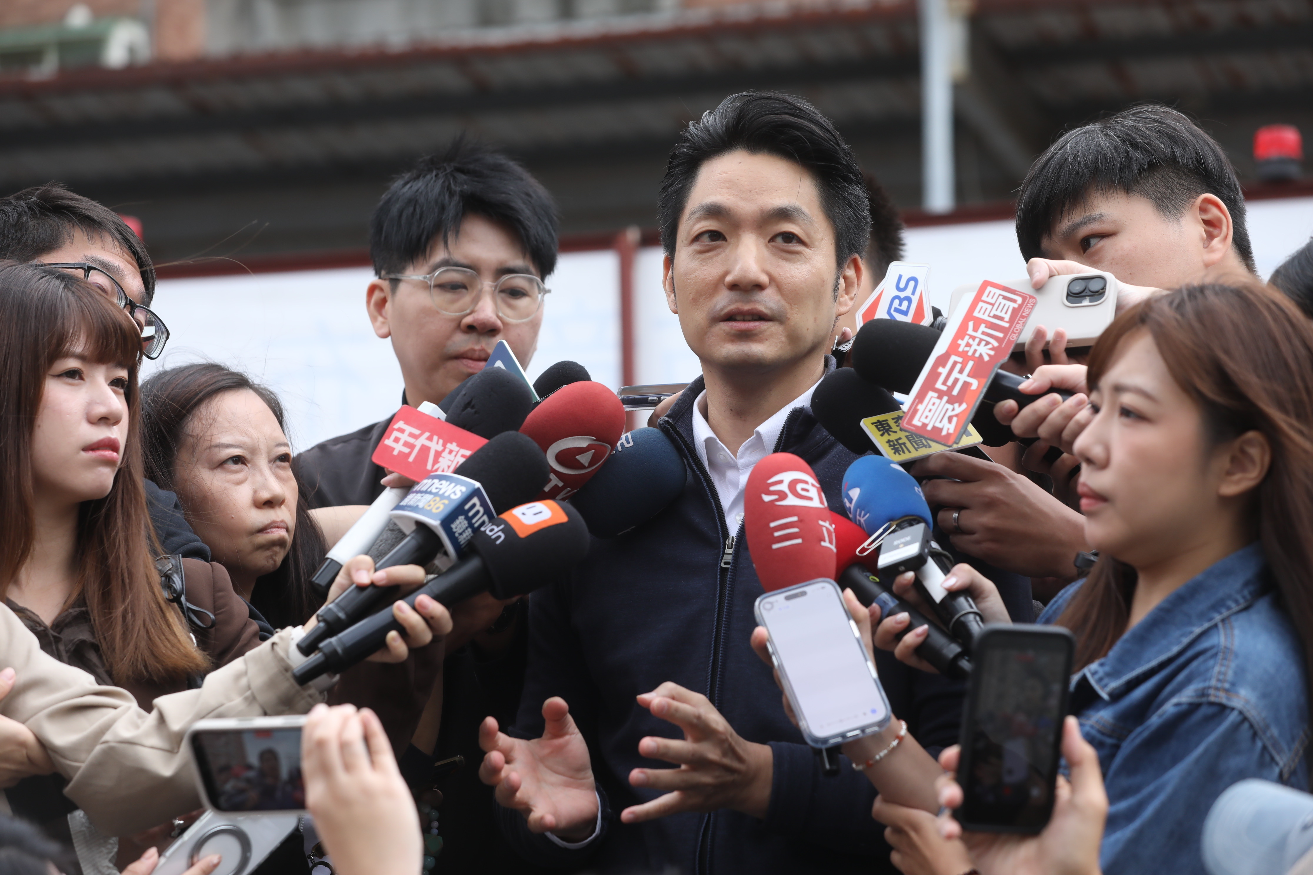 蔣萬安上午出席文山區景豐二區社宅開工典禮。受訪時強調尊重蔡康永的選擇,並表示不認同用利益干預他人的選擇自由。(鏡報林煒凱)