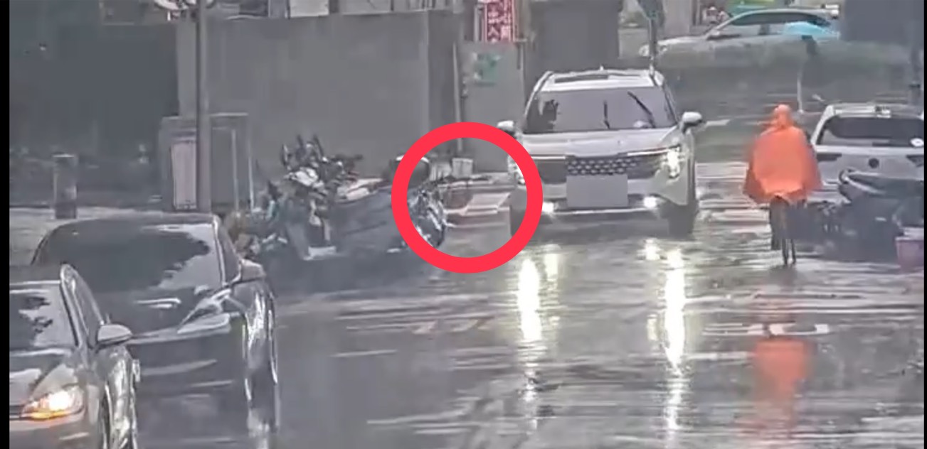 曾姓男子駕車行經該路段,車身遭機車後方突出的鐵架(紅圈)刮傷。翻攝畫面