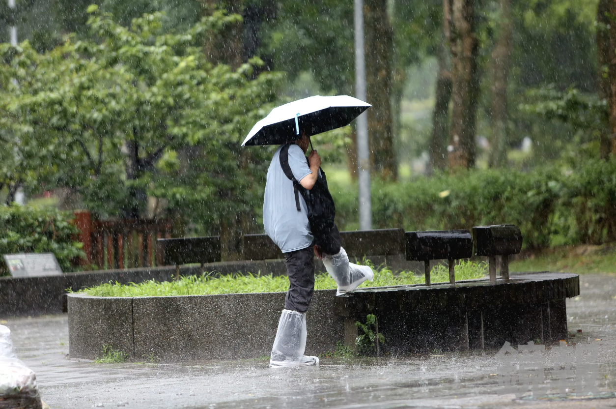 三颱環繞季風環流！「南海水氣直衝台灣」　大雨連炸5天時間曝