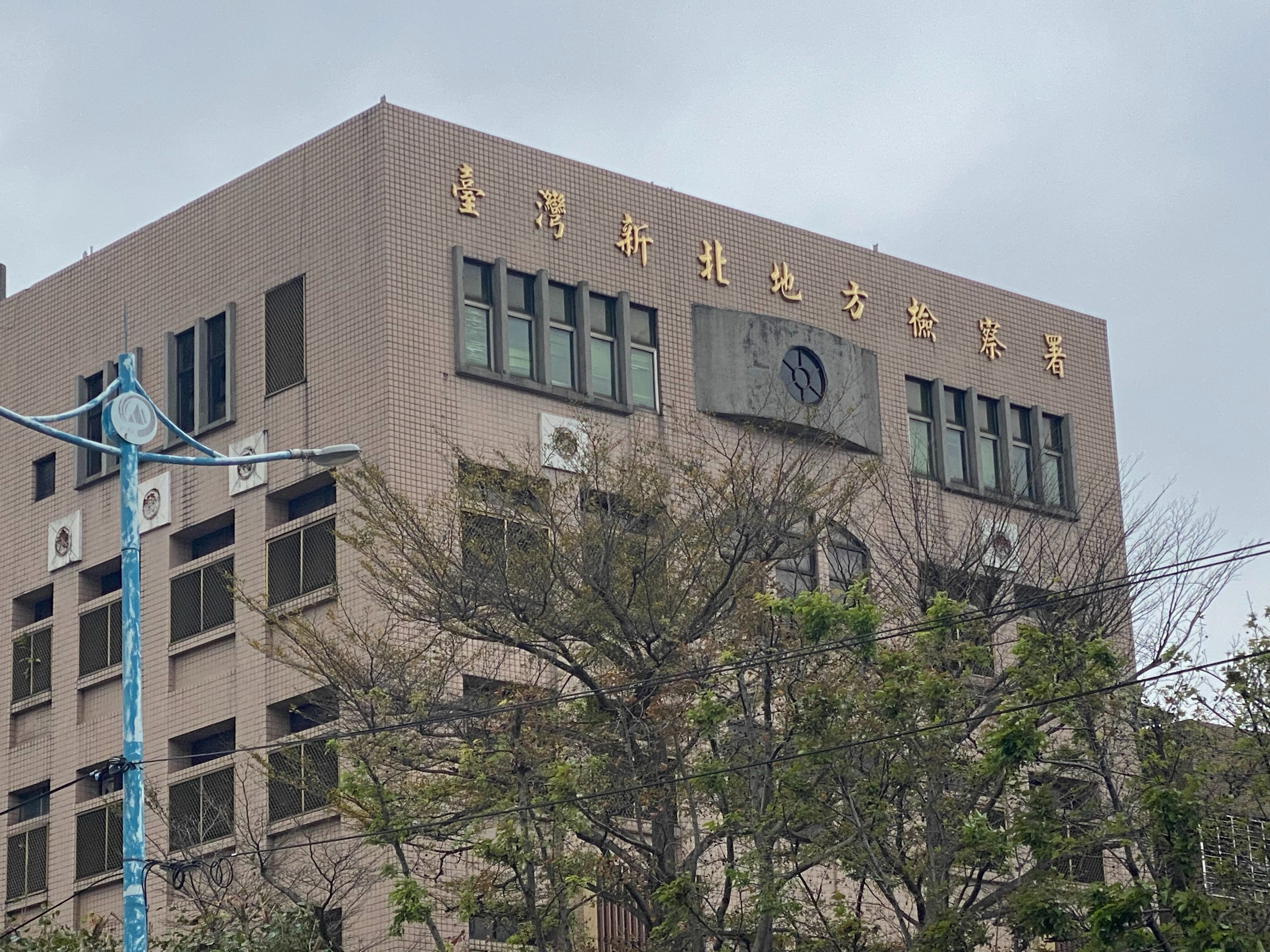 逼女兒掛「小偷、畜生」紙板遊街！惡父涉違保護令　檢方聲押禁見