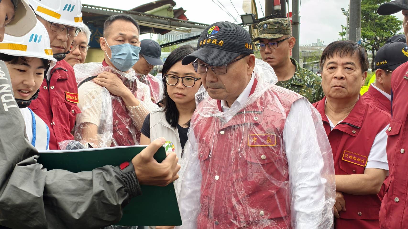 中度颱風白海豚襲台,新北市長侯友宜視察淡海二期工程。