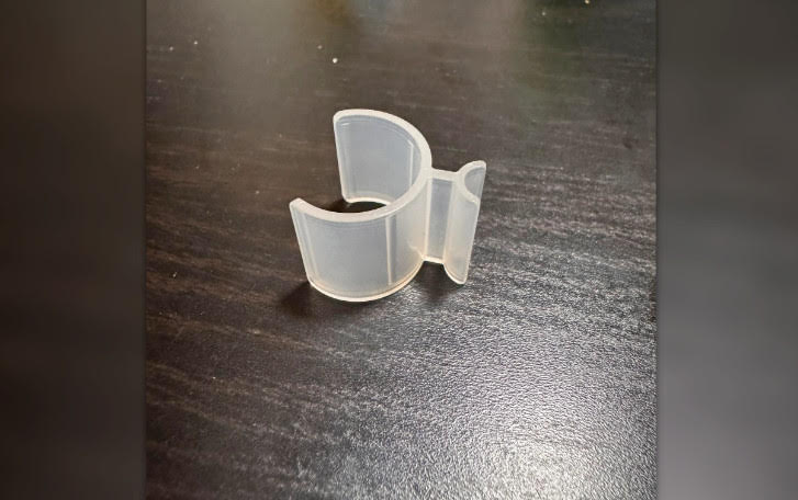 網友分享各種重複利用塑膠卡扣的用途,不管是收納固定或防漏都很方便。(翻攝臉書社團「不塑之客」)