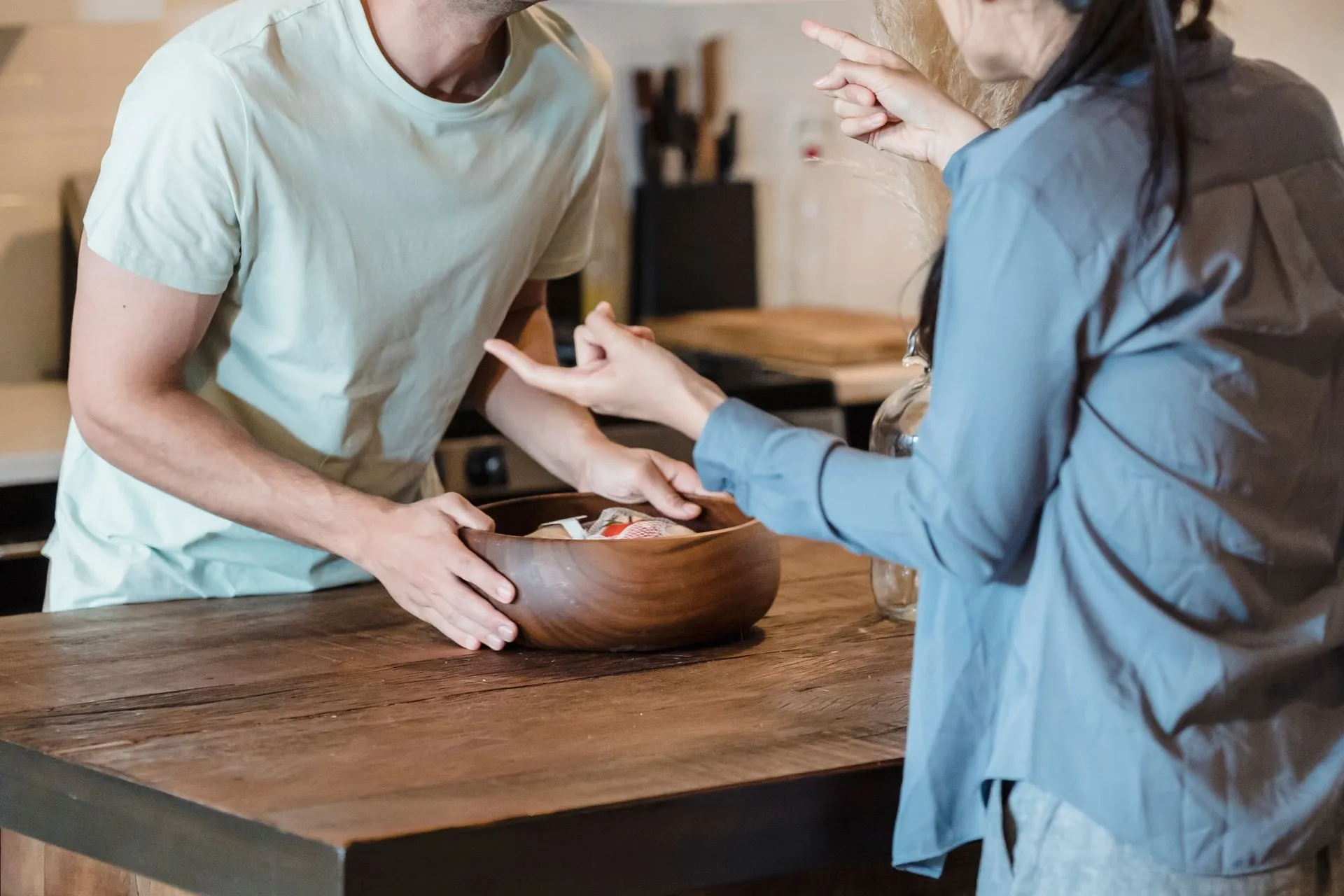 女鄰居見老公笑開懷「早知道就早點搬來」　人妻怒轟綠茶：這種才是最故意的