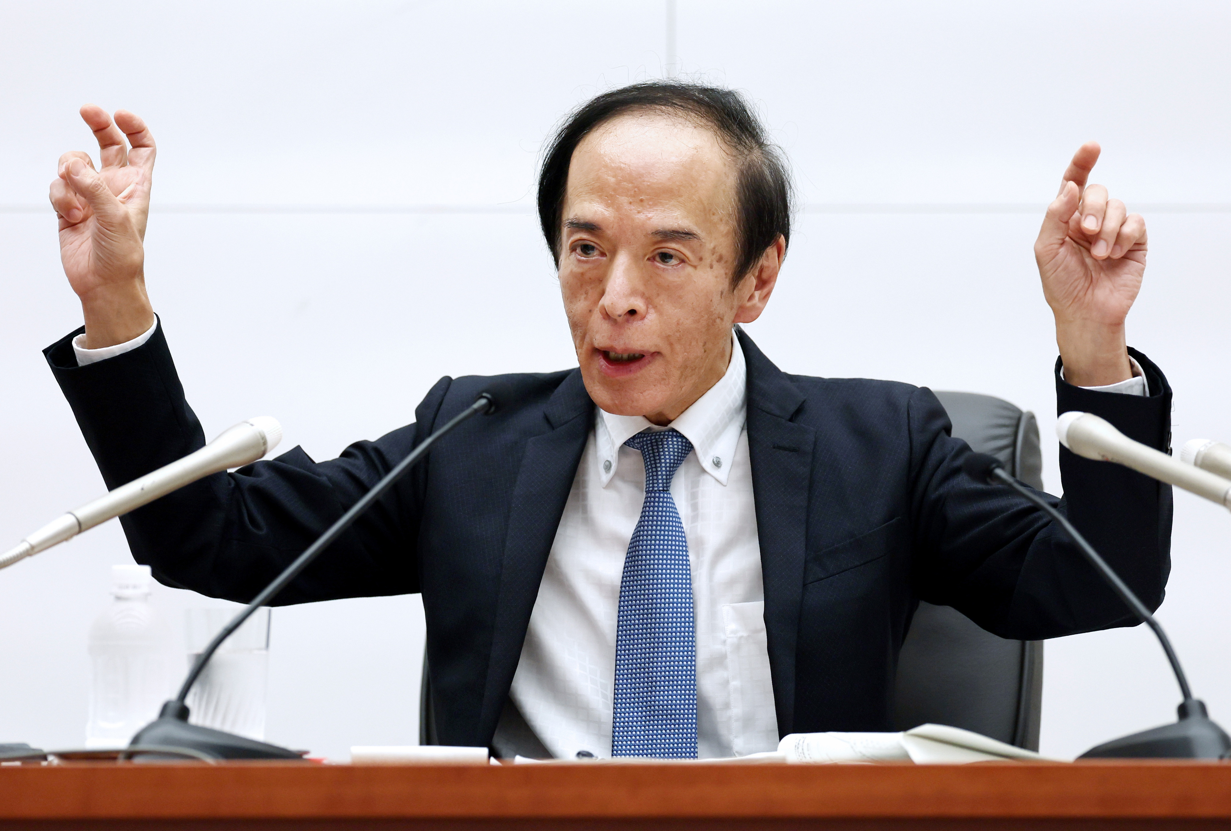 市場對日本升息並不恐慌,近期日股甚至還創下新高。(圖為日本央行總裁植田和男,東方IC)