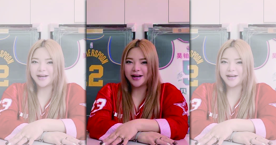 小甜甜為了衝直播銷售成績,食用完整蛇體引發討論。(翻攝自小甜甜臉書)