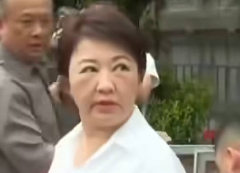 盧秀燕昨被問到為何沒有檢驗苯驗芘時快閃避答,還疑似回頭瞪記者引發議論。(翻攝自周軒臉書)