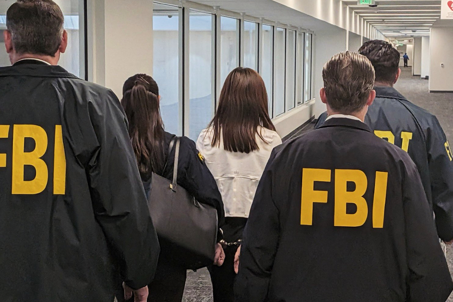 聯邦調查局在洛杉磯機場逮捕準備飛回中國的張婉瑩。(AP)