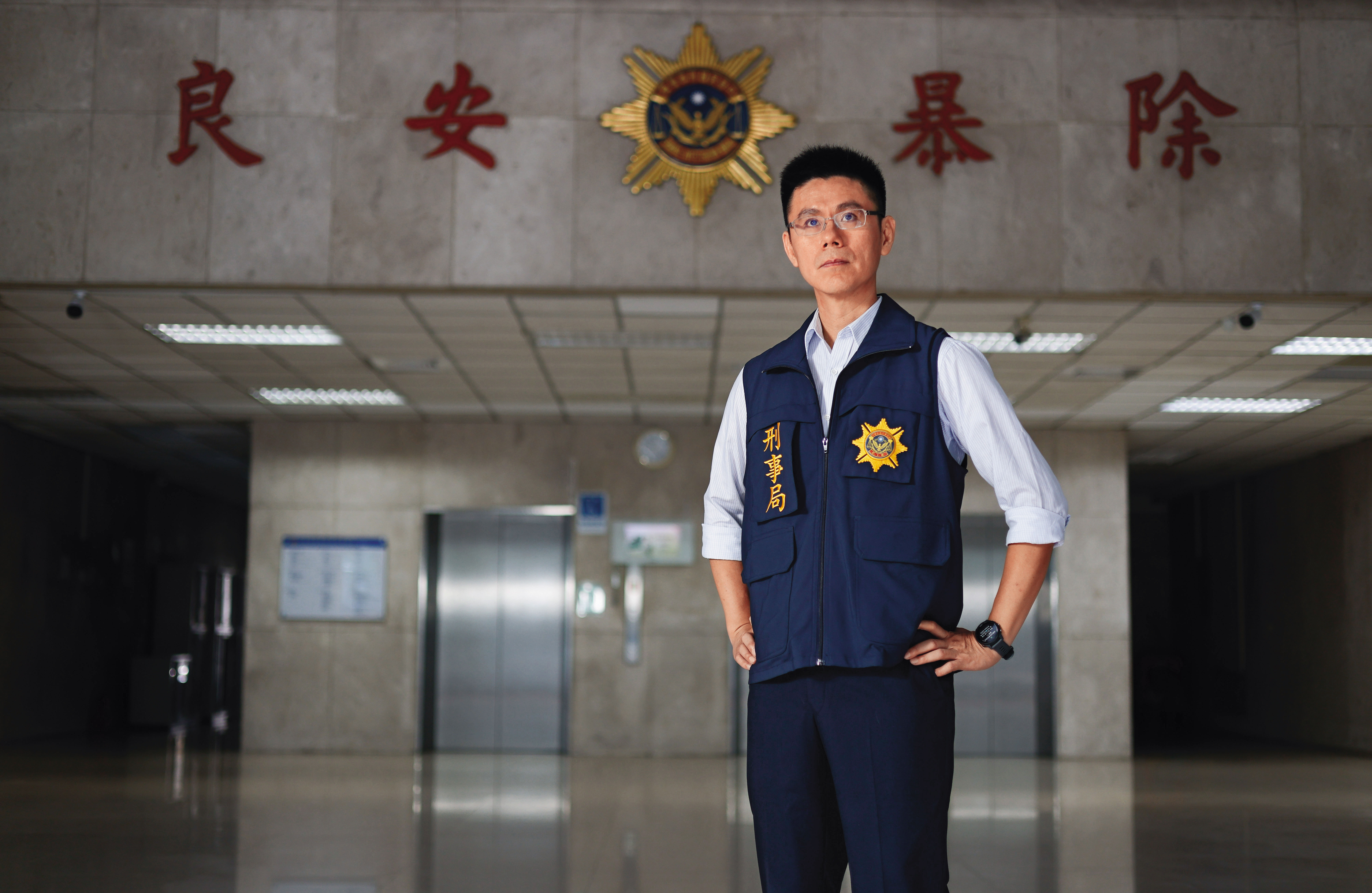 李栩洋從負責犯罪資料分析的內勤工作轉到外勤,發現詐欺犯再犯率極高,常遇到熟面孔。