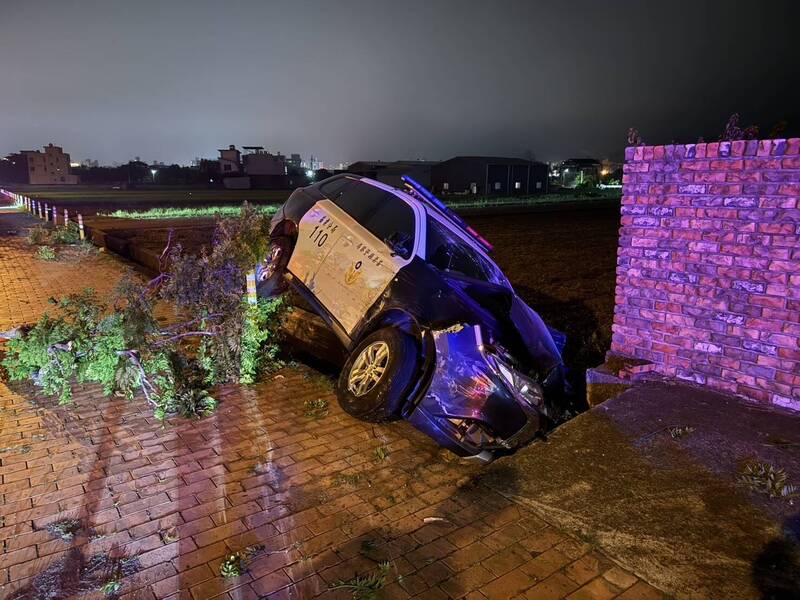 警車與吳男駕駛車輛發生碰撞跌落水溝,造成車上2名員警受傷。(警方提供)