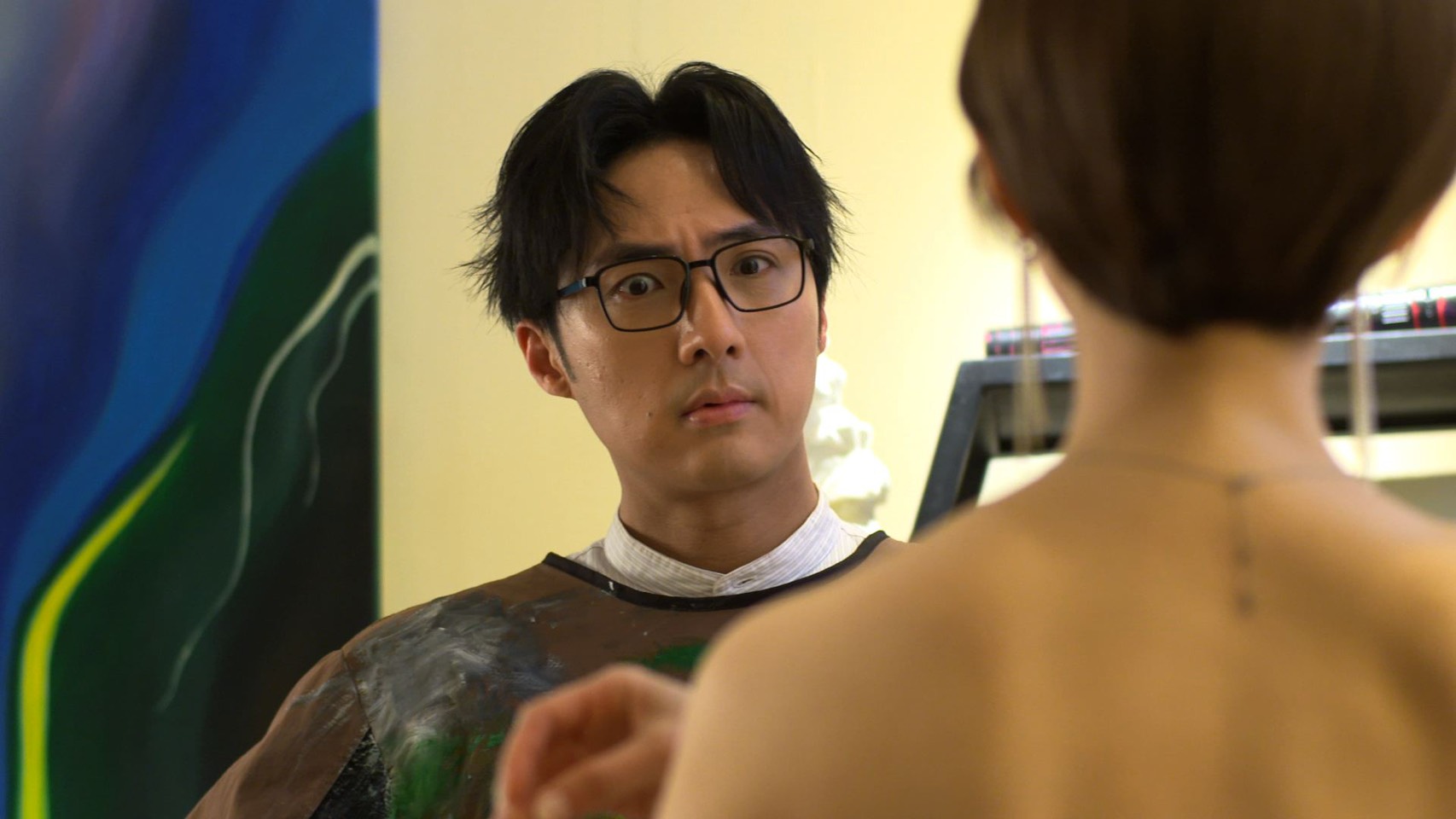 李運慶在《豆腐媽媽》中化身畫家家軒,專注揮筆創作,展現北藝大美術系出身的專業氣場。(民視提供)