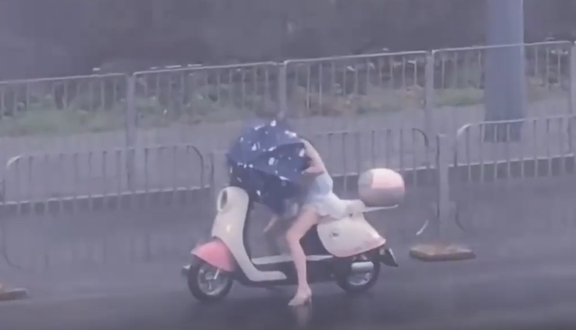 白海豚颱風游進中國,當地狂風暴雨畫面曝光。(翻攝自微博)