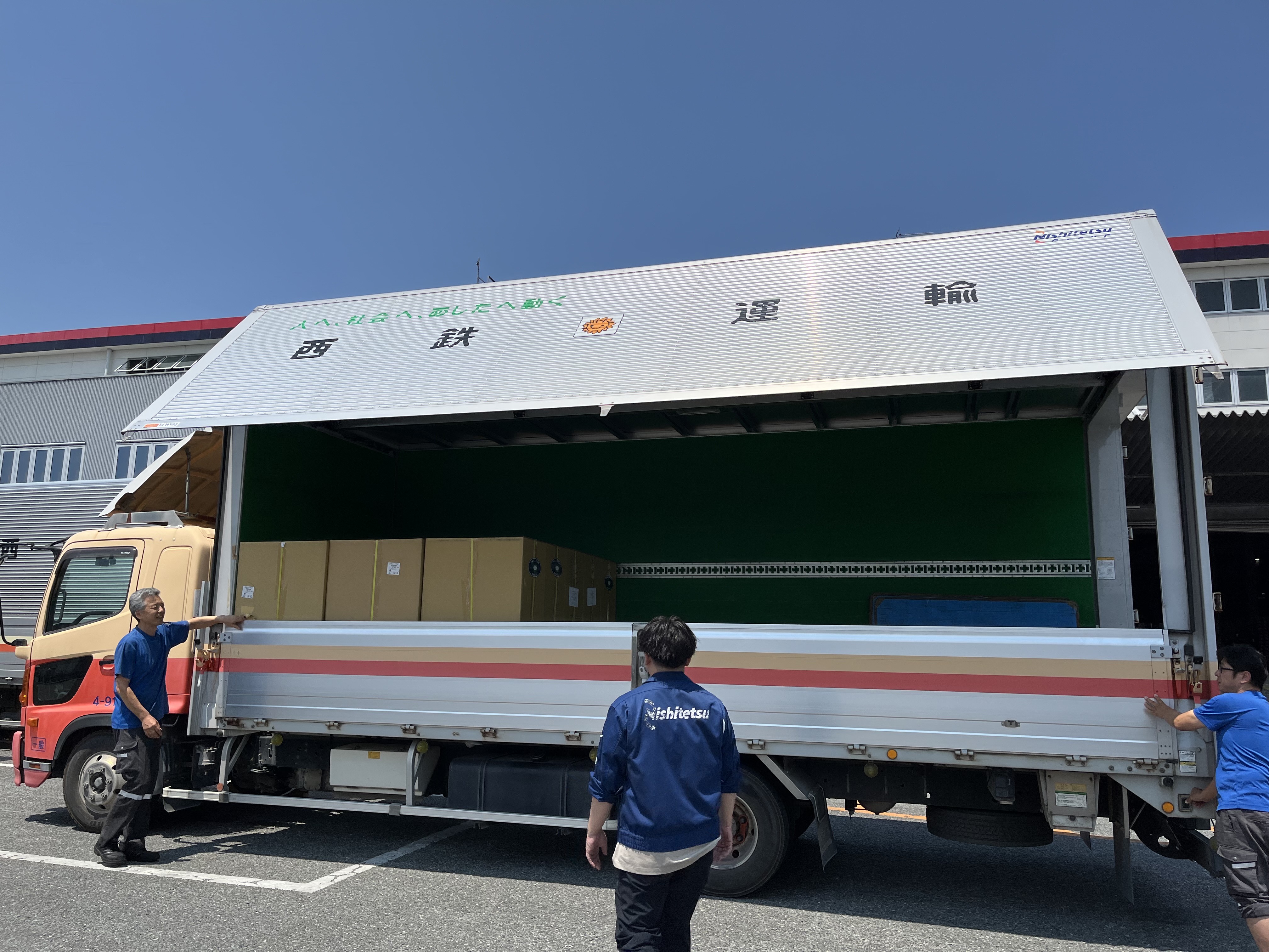 慈濟第一批送往熊本148張福慧床、40頂隔屏已於8月3日抵達熊本八代市緊急救援物資中心。(慈濟提供)