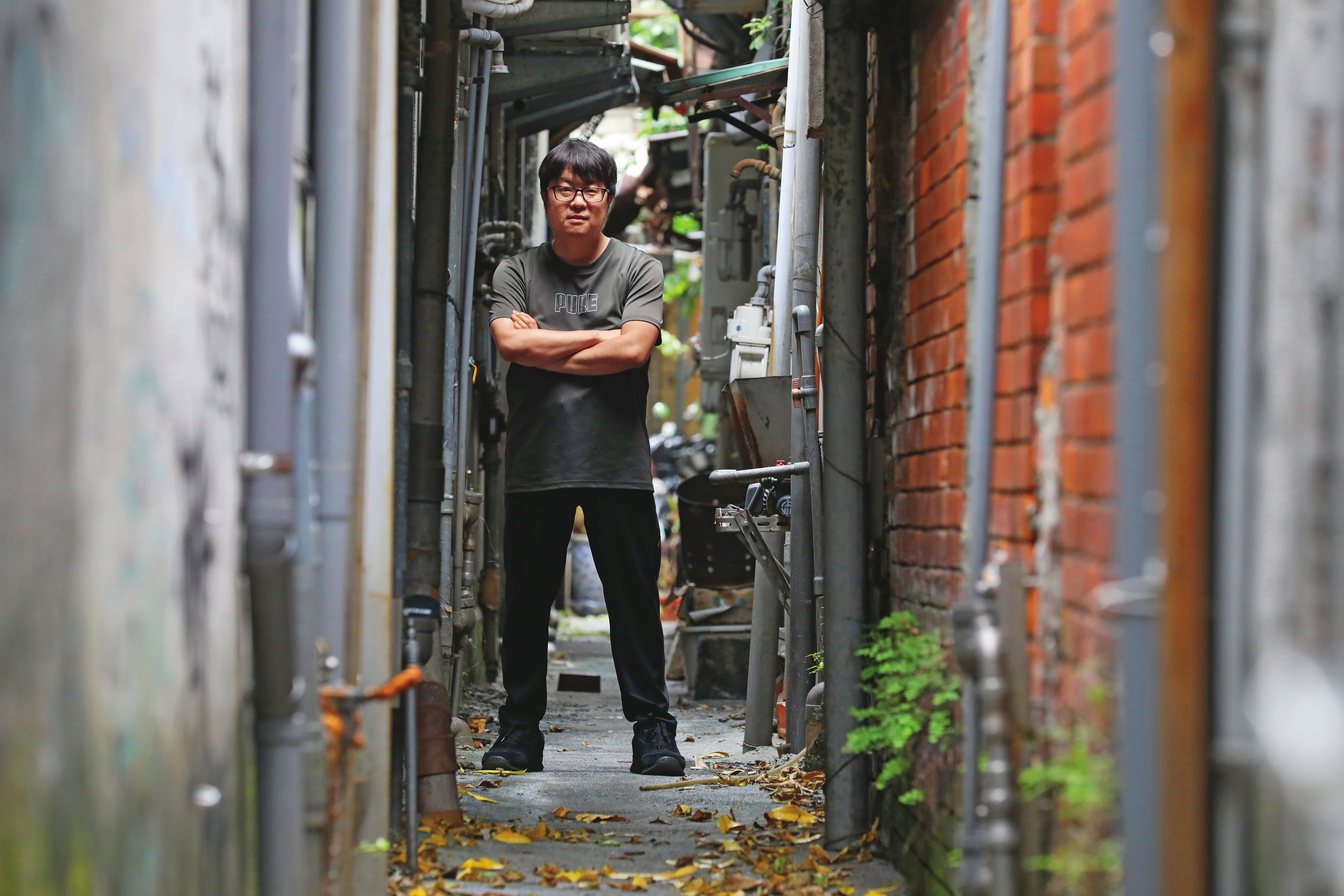 星子本名嚴拱銘,23年前在網路上連載作品《太歲》,開始奇幻小說創作之路。