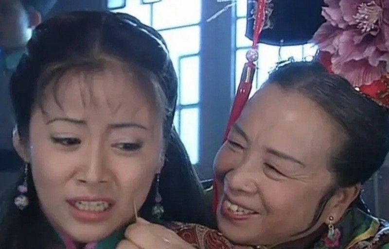 「容嬤嬤」李明啟(右)與「紫薇」林心如(左)的對手戲,是許多人的童年惡夢。(《還珠格格》劇照)