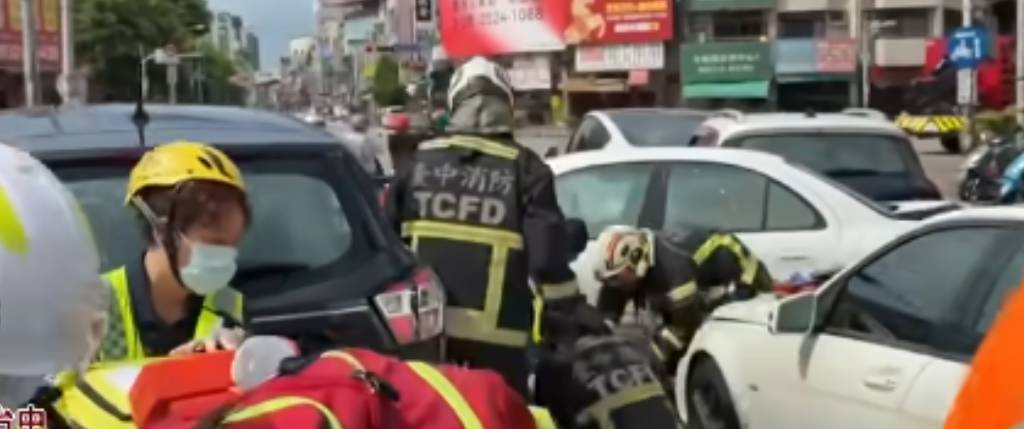 劉女毒駕闖紅燈致1死5傷慘重車禍。(翻攝畫面)