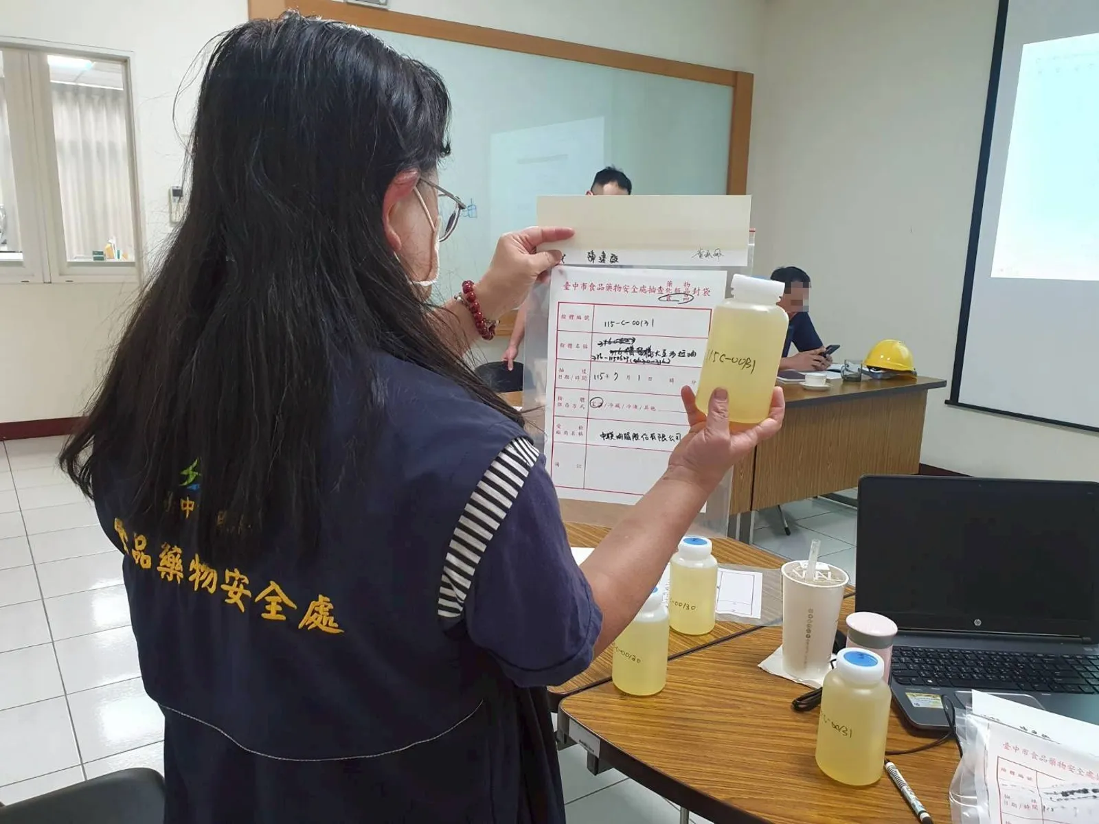 中聯油脂的大豆沙拉油驚傳驗出致癌物質超標,已流出1,300公噸。(台中市政府提供)