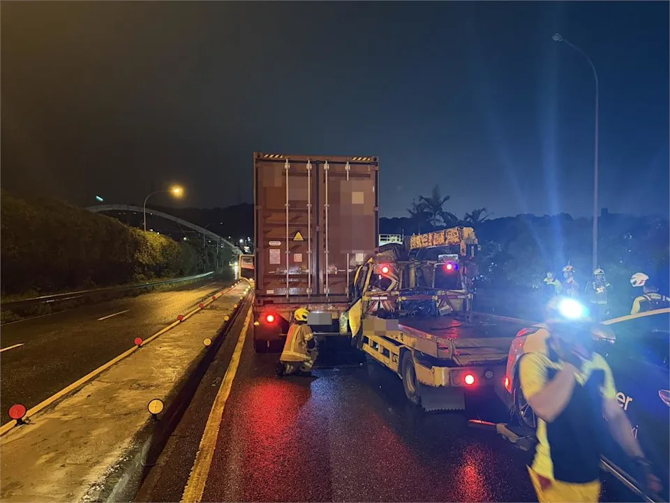 國道1號南向五堵出口匝道吊車追撞貨櫃車,60歲駕駛受困當場死亡。(翻攝畫面)