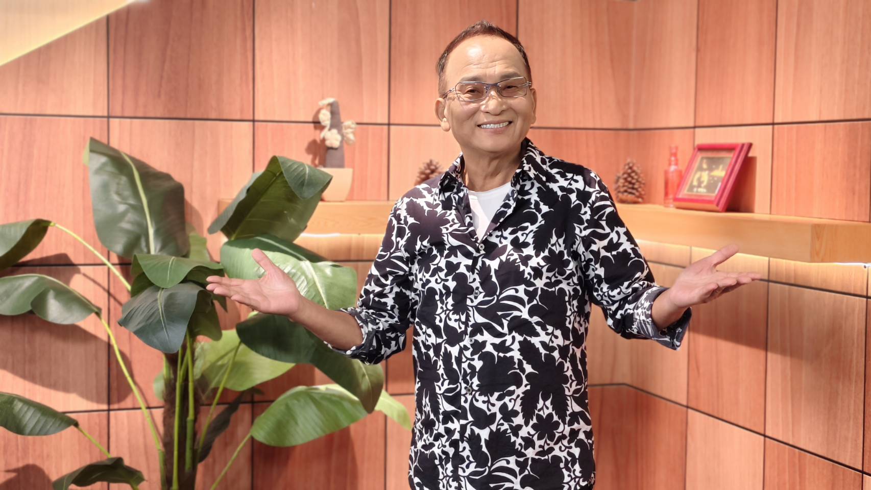 孔鏘數度傳出死訊,他自己現身闢謠。(圖/年代提供)