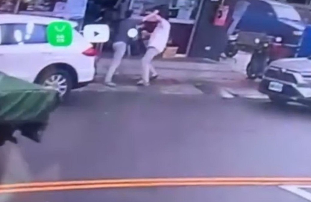 黃男(左)先對詹男(右)噴辣椒水,詹男慌亂逃入店內,被追來的黃男亂刀砍死。(鏡報提供)