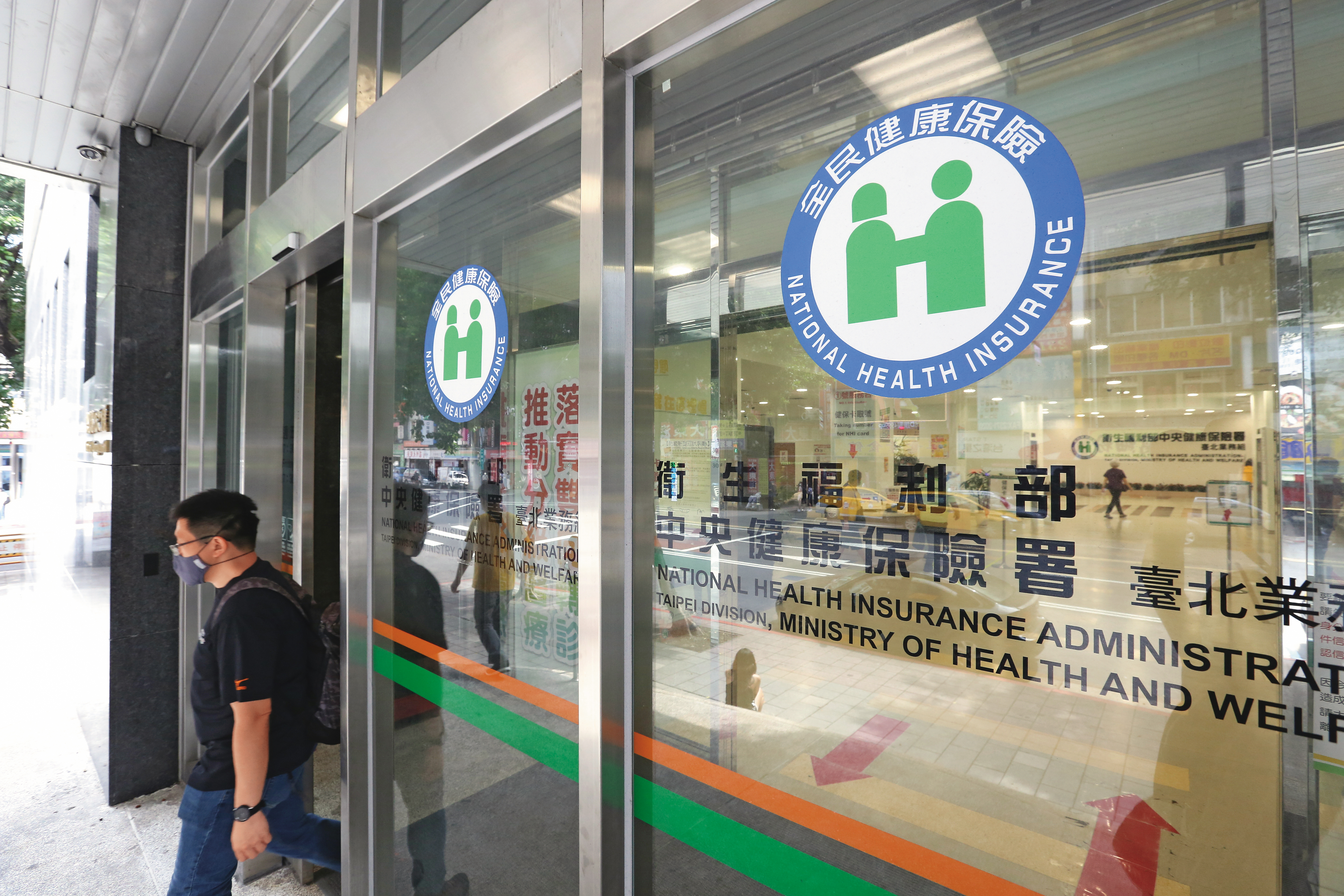 截至今年6月,重大傷病持卡人數突破103萬人,等於每23人中就有一人正面臨重大傷病的挑戰。