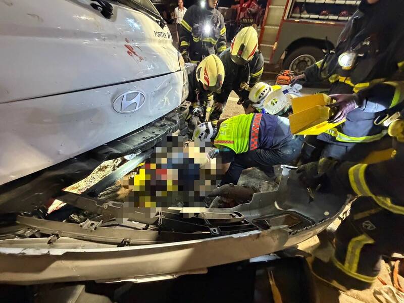 李姓男子疑似駕駕開貨車撞進彰化市一家小火鍋店,造成老闆父女遭壓車底不治,老闆娘則卡在車頭,警消將她救出,疑似骨折送醫沒有大礙。(翻攝畫面)