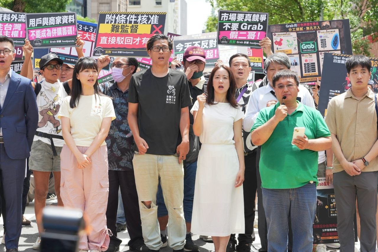 5大公民團體今赴公平會抗議,要求否准Grab收購Foodpanda台灣業務。(全國外送產業工會提供)
