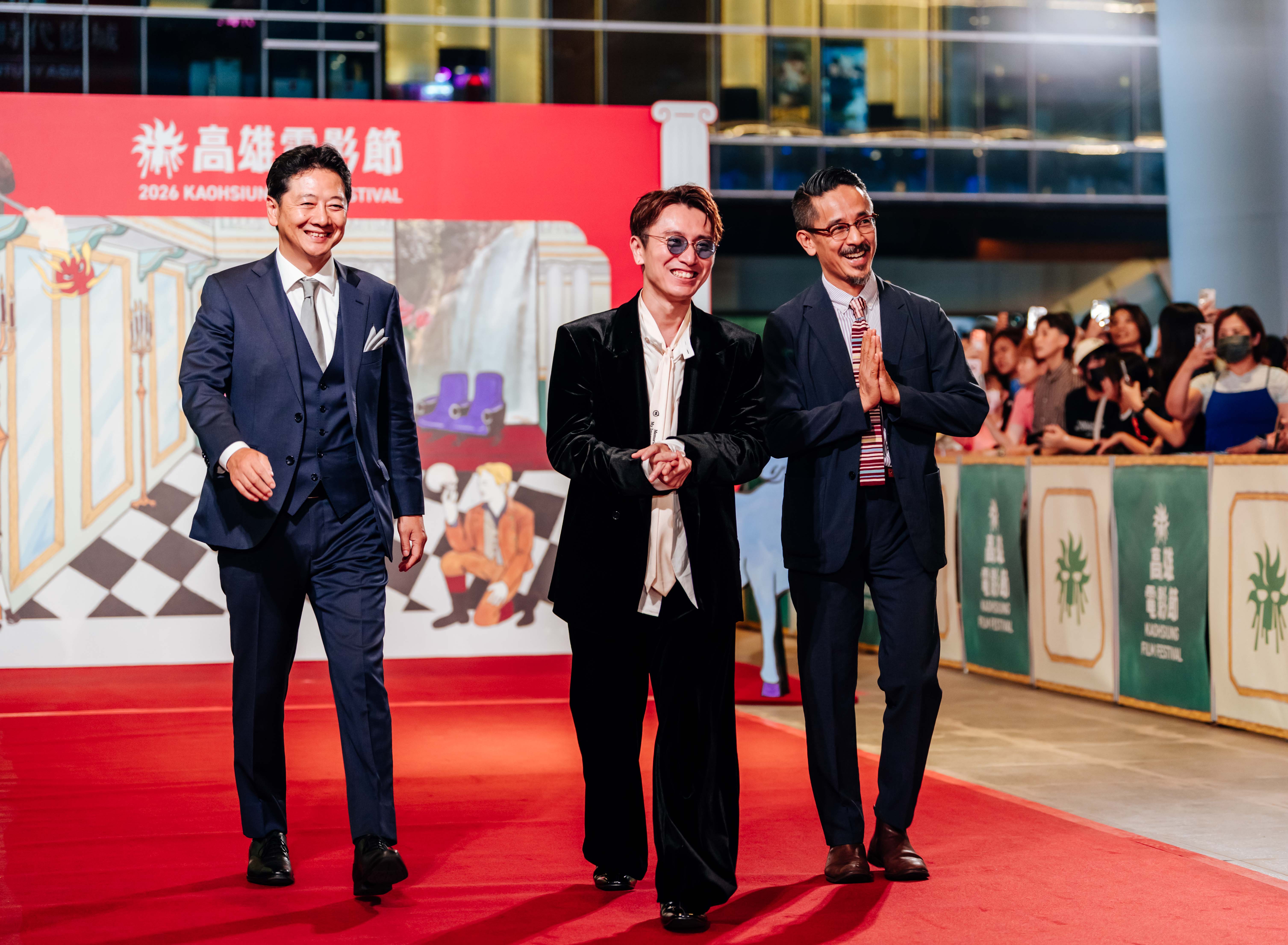 日片《平行與垂直》製作人佐藤現、演員安田章大與導演小林聖太郎帥氣踏上紅毯,親切向熱情影迷致意。(高雄電影節提供)