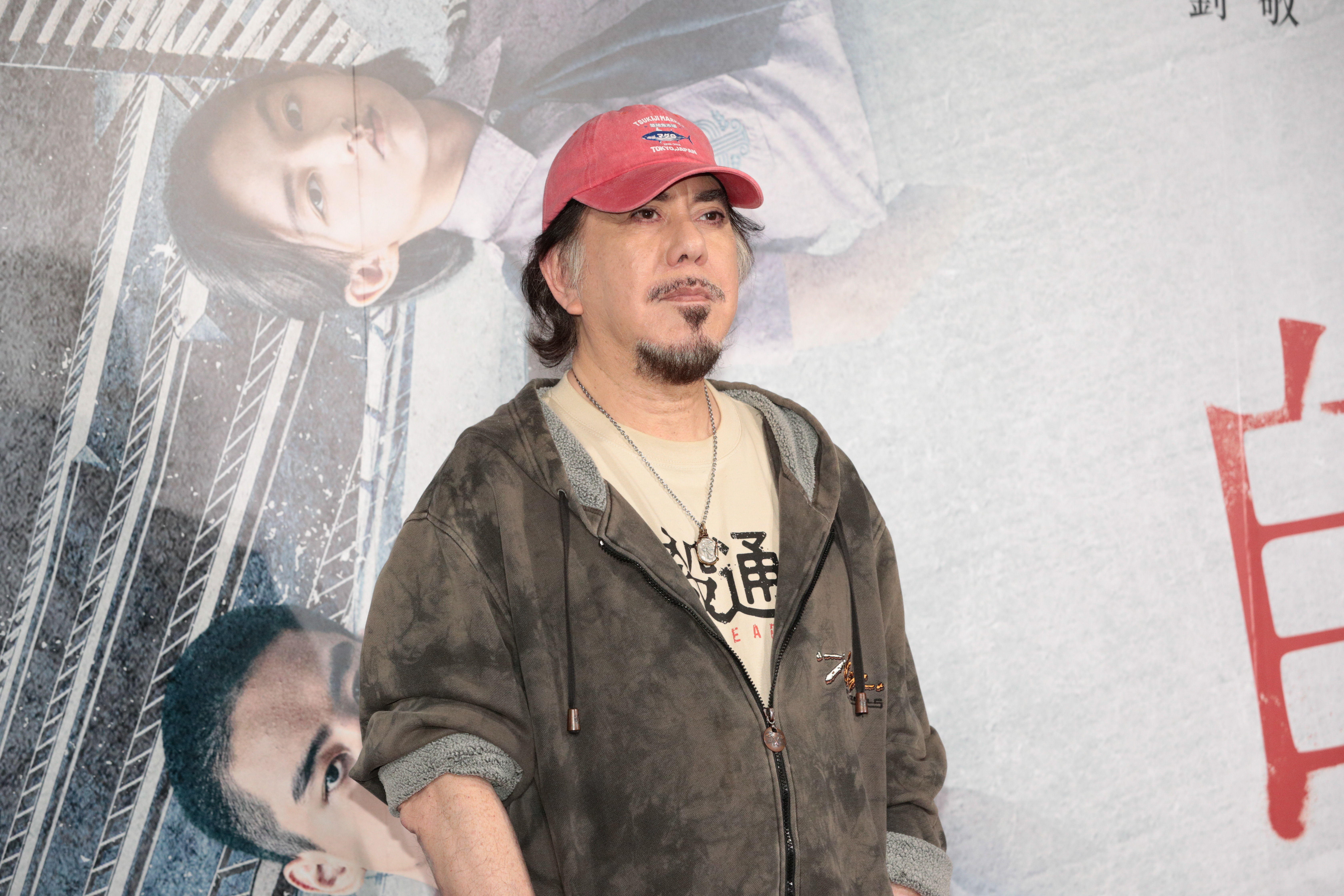 針對網傳在台「睡路邊」,黃秋生曬出極致奢華的飯店衛浴照,幽默澄清自己「其實睡廁所」。(本刊資料照)